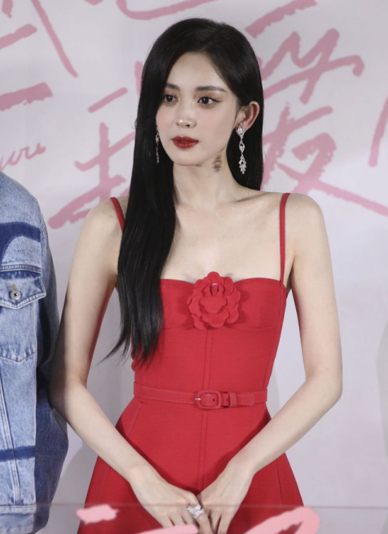 被娜扎瘦到了！不僅腰細鎖骨也明顯，穿小紅裙美得明豔又嬌俏