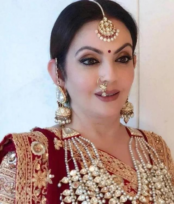 印度首富之妻：戴祖母綠鼻環比希拉里美，27層豪宅因風水從不過夜