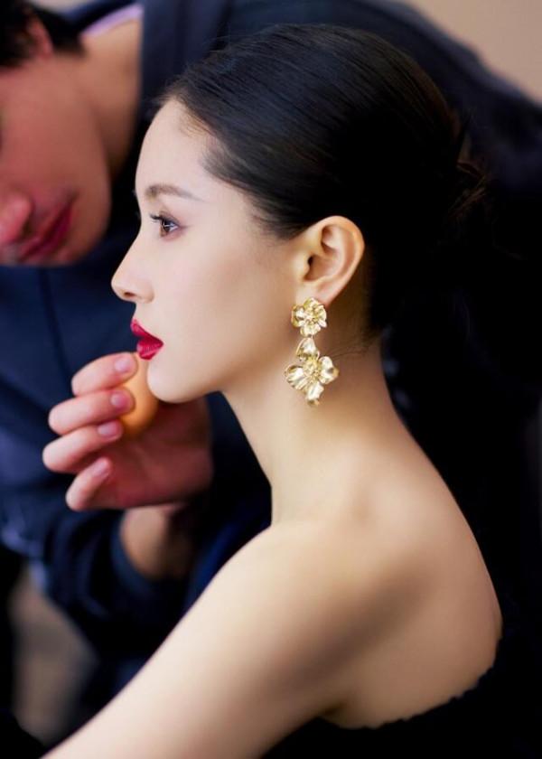 王子文戀愛後也好敢穿,斜肩上衣秀迷人美肩,烈焰紅唇凹出大氣場 王子文戀愛後也好敢穿,斜肩上衣秀迷人美肩,烈焰紅唇凹出大氣場