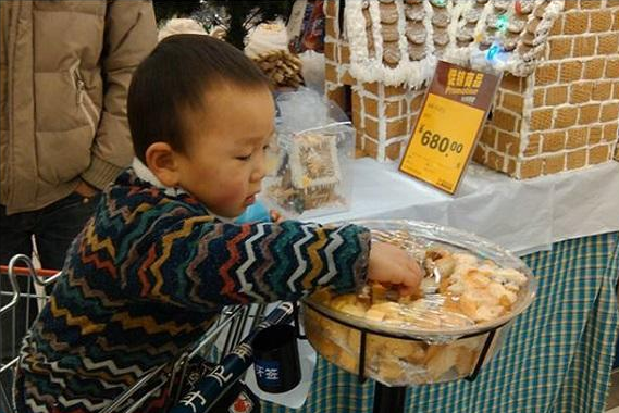 孩子在超市不停試吃,家長說的一番話,工作人員直言孩子被教壞了 孩子在超市不停試吃,家長說的一番話,工作人員直言孩子被教壞了