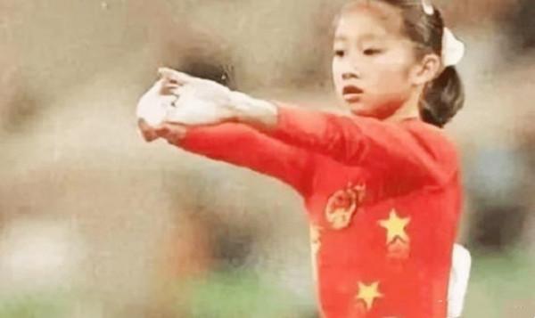 92年奧運，16歲陸莉替補登場滿分奪冠，18歲因肝炎退役後遠嫁美國