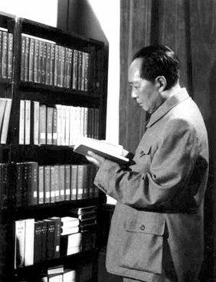 毛主席學英語忘記下飛機，空姐上前提醒，主席：也不留我們吃飯