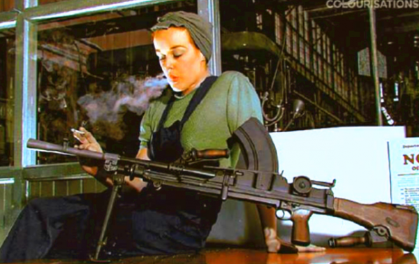 一個步兵班裝備一挺機槍，4萬多人的軍就要配3000挺機槍嗎？