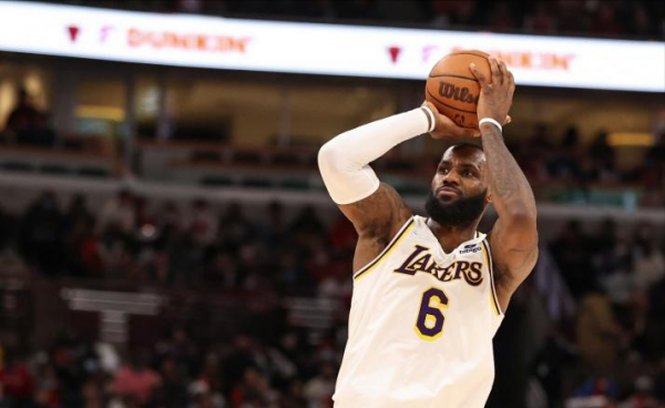 3訊息！湖人或籤周琦！曝湖人3換1交易伊巴卡方案，詹姆斯破紀錄