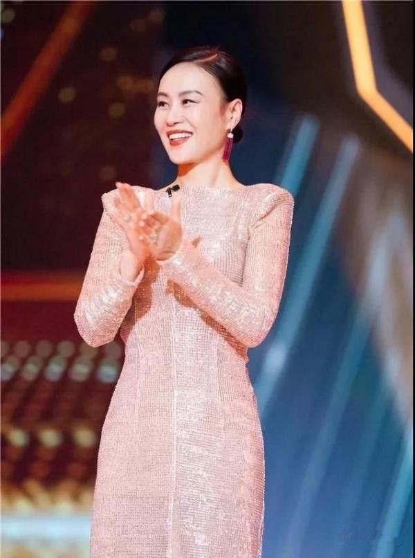 66年的鄔君梅這回造型太成功,穿抹胸連衣裙,驚豔了紅毯 66年的鄔君梅這回造型太成功,穿抹胸連衣裙,驚豔了紅毯