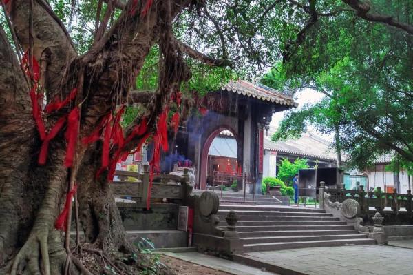 雷州有座千年古祠，全國罕見的五代石人石狗