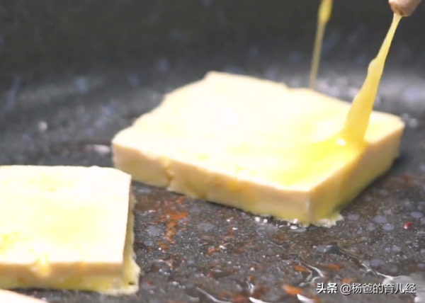 五花肉這樣吃太美味,搭配芹菜和豆腐,營養又解饞,孩子特愛吃 五花肉這樣吃太美味,搭配芹菜和豆腐,營養又解饞,孩子特愛吃