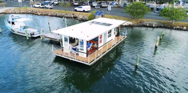 男子花百萬將家搬到水面上 12㎡漂浮小屋每月管理費至少三千