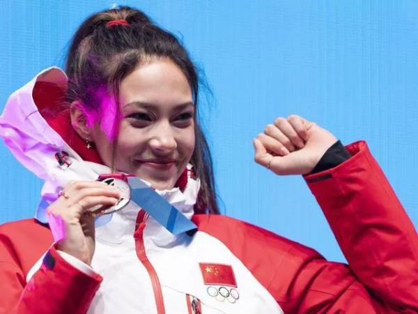 體壇女將谷愛凌與何詩蓓的為國爭光，就是動人的愛國篇章