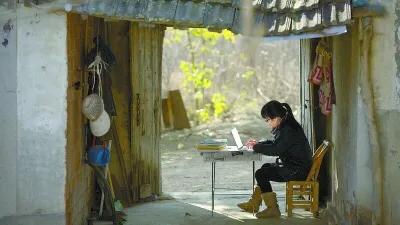 餘秀華成名後被指拋夫棄子，霸氣回應：我有錢了，就應該養活他？