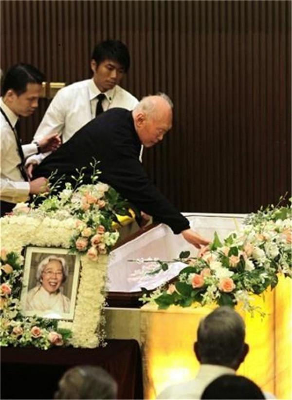 從同學到夫妻,他們偷偷結婚相伴63年,葬禮上李光耀兩次吻別愛妻 從同學到夫妻,他們偷偷結婚相伴63年,葬禮上李光耀兩次吻別愛妻