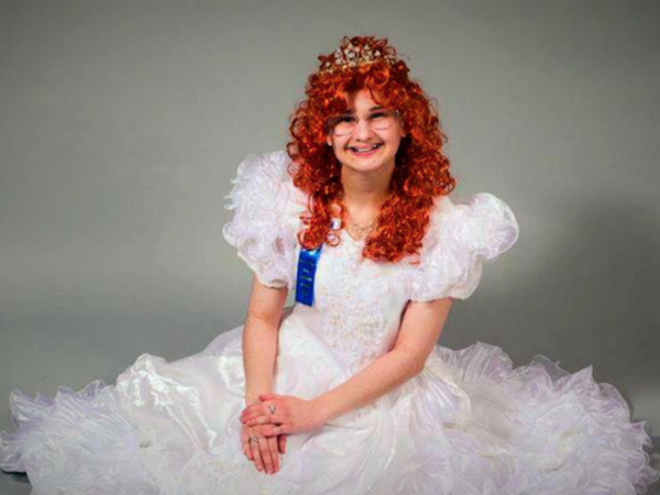 2015年,美國“殘障女”夥同男友殺害母親,被捕後十萬人為其求情 2015年,美國“殘障女”夥同男友殺害母親,被捕後十萬人為其求情