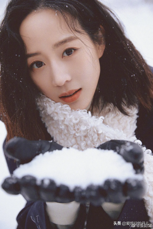 張鈞蜜雪地拍美照，身穿黑色大衣戴白色毛絨圍巾，溫柔又甜美