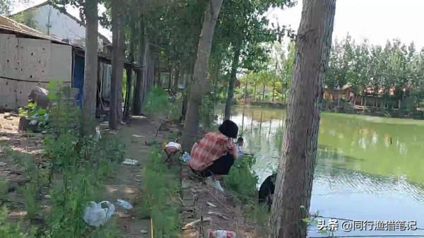 老大媽：在我家門口釣魚就得給我一條，網友：這跟搶魚有什麼區別