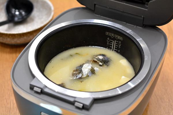 秋天多喝魚頭豆腐湯，湯汁乳白，有人用涼水有人用熱水，有講究