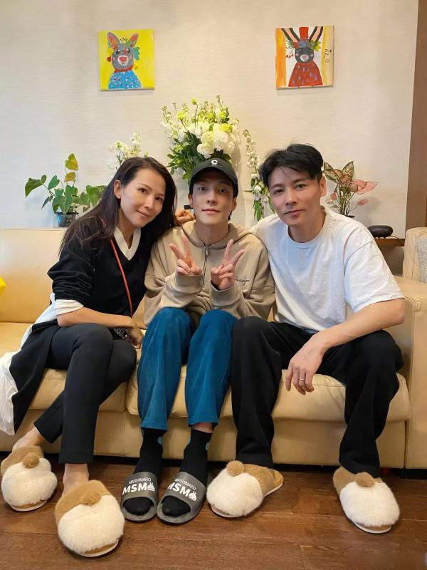 張晉:沒有白舉綱也要強行P上,這夫妻二人也太搞笑了吧 張晉:沒有白舉綱也要強行P上,這夫妻二人也太搞笑了吧