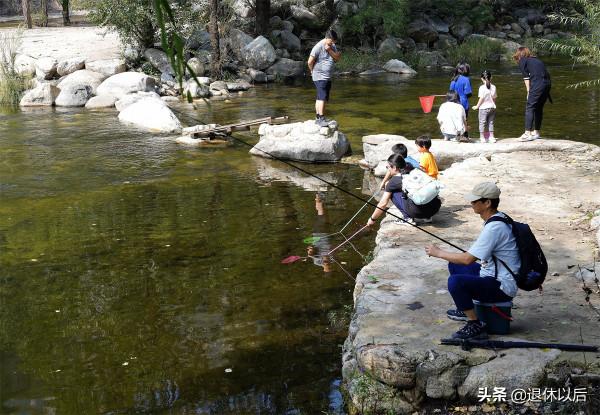 遊走青山秀水間，遛娃嬉戲好休閒