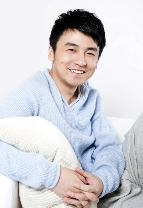 雷佳音：14歲因早戀輟學，與妻子裸婚，如何變成一線明星？