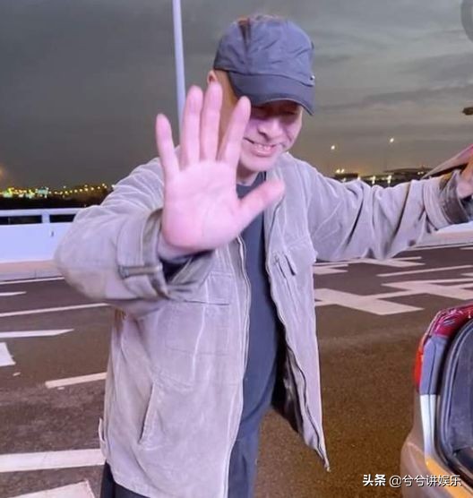 64歲老戲骨林棟甫街頭開出租車,輕鬆地把行李箱遞給乘客 64歲老戲骨林棟甫街頭開出租車,輕鬆地把行李箱遞給乘客