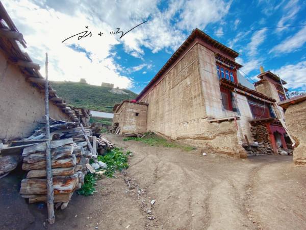 西藏昌都的小眾古鎮，還有一段古長城，知名度卻不高，遊客還不多