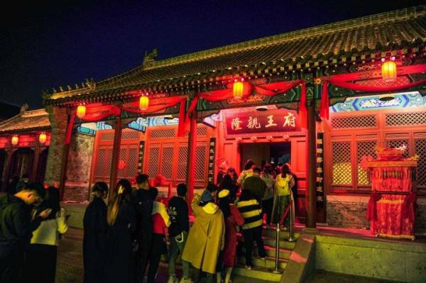 沉浸在小鎮裡，感受詭異的狂歡