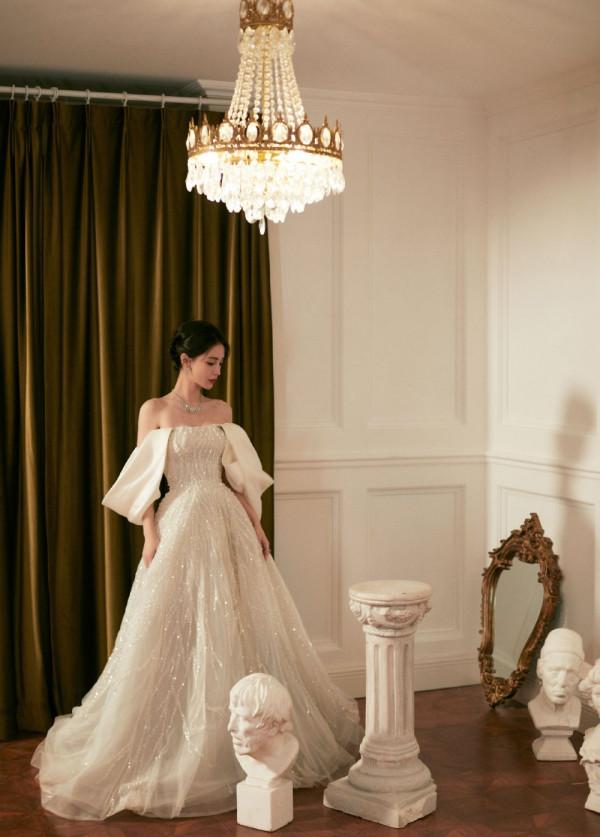 Baby離婚後事業大爆火，高調任北京春晚門面，穿流光裙似希臘女神