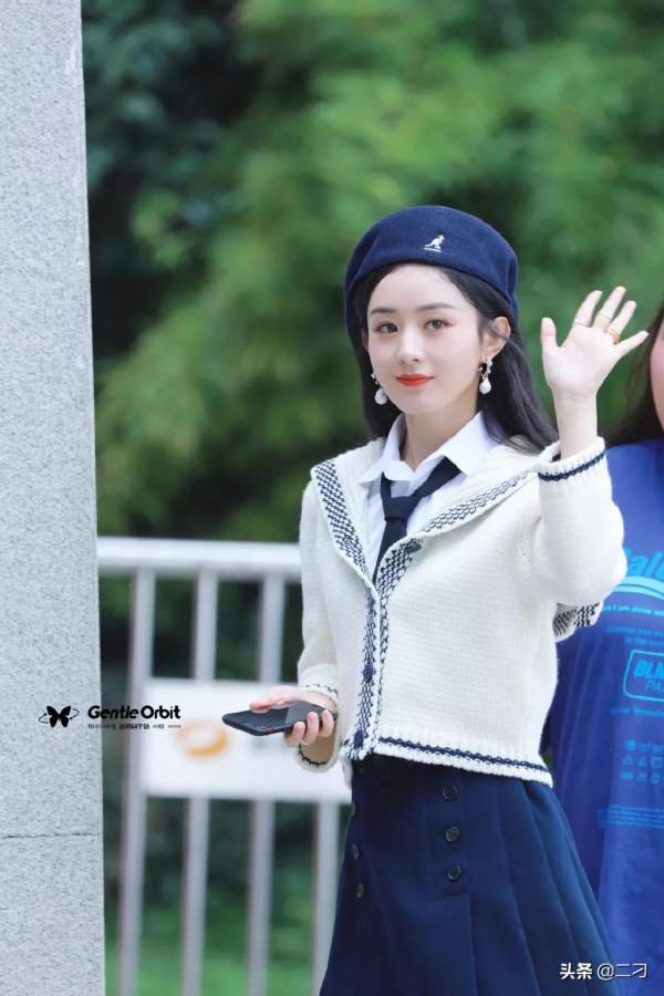 趙麗穎 白色針織上衣搭配藍色短裙 在逃學姐既視感 趙麗穎 白色針織上衣搭配藍色短裙 在逃學姐既視感