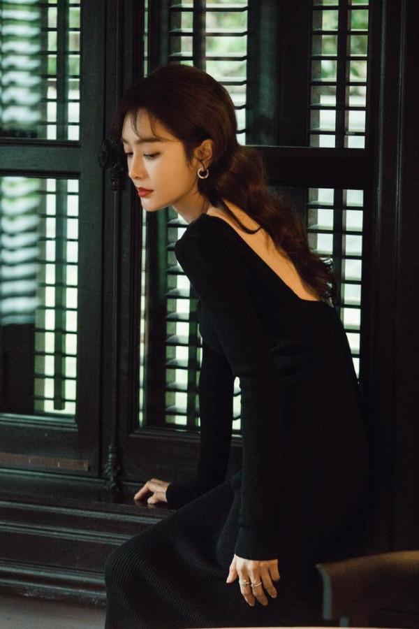 秦嵐努力拼收視，穿緊身裙出席《突圍》釋出會，這身材真不像阿姨