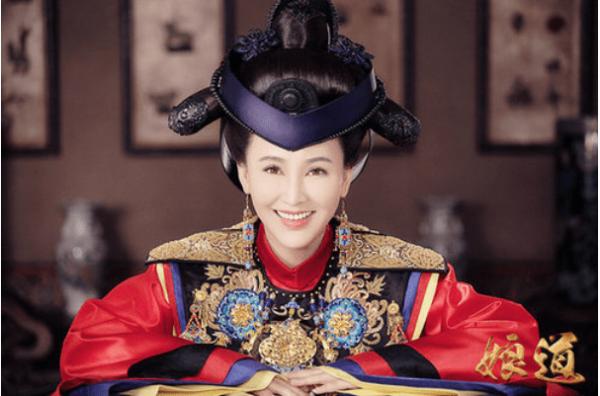 “最美孟婆”嶽麗娜：25歲嫁初戀，被老公捧上位，結婚22年生3子