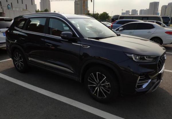 實拍瑞虎8 PLUS,水晶灰配色沉穩,車內提供三塊大屏+64色氛圍燈! 實拍瑞虎8 PLUS,水晶灰配色沉穩,車內提供三塊大屏+64色氛圍燈!