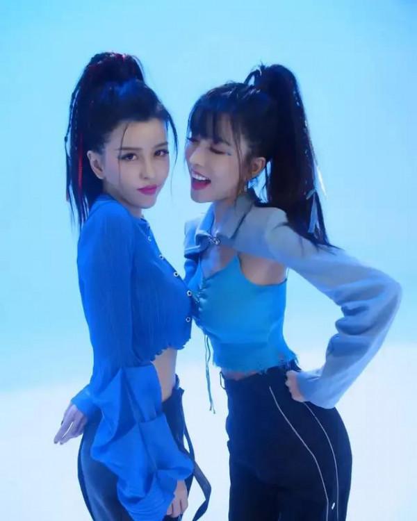 華語樂壇雙胞胎組合姐妹花，By2新加坡籍