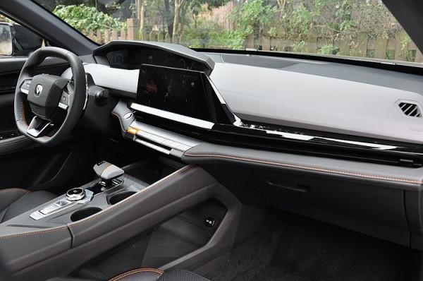 試駕即將上市的長安UNI-V：個性十足 效能更佳