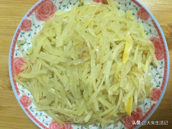 一大份成本約4元的家常菜：醋溜土豆絲，滿滿的家的記憶與味道