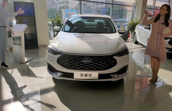 探店2021款福睿斯，1.5升動力依舊，頂配裸車價已到10萬內