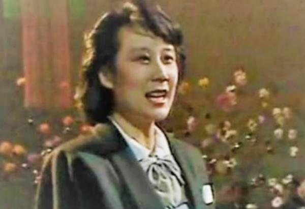 蘇小明：一首《軍港之夜》爆紅，巔峰時隱退出國，如今過得如何？