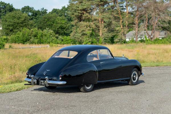 007詹姆斯-邦德最優雅的汽車——賓利R型歐陸