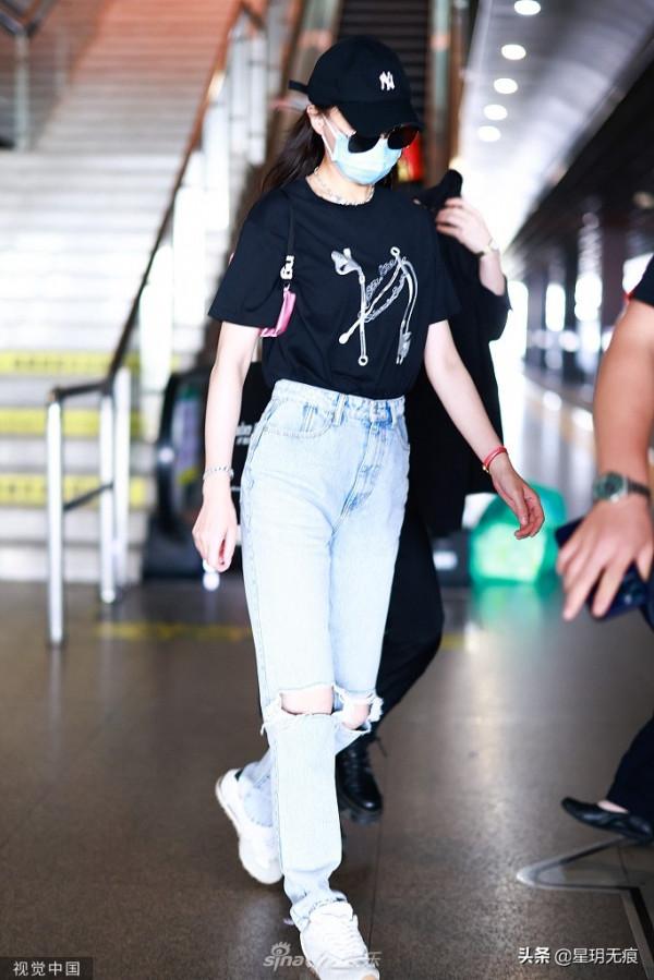 唐嫣戴棒球帽穿T恤休閒青春 穿破洞牛仔褲大步流星顯腿長