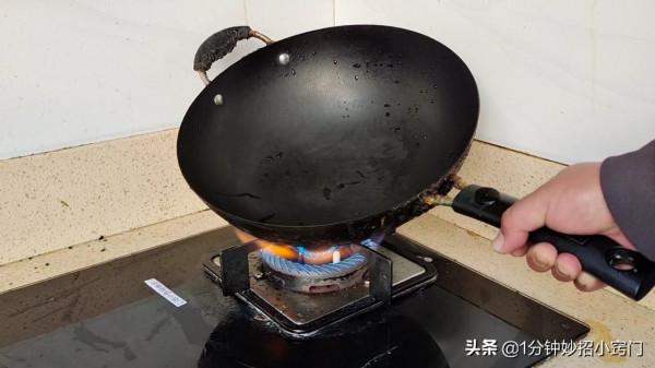 不管鍋底黑垢多厚,教你一招,黑垢輕鬆掉下來,還你一口新鍋 不管鍋底黑垢多厚,教你一招,黑垢輕鬆掉下來,還你一口新鍋