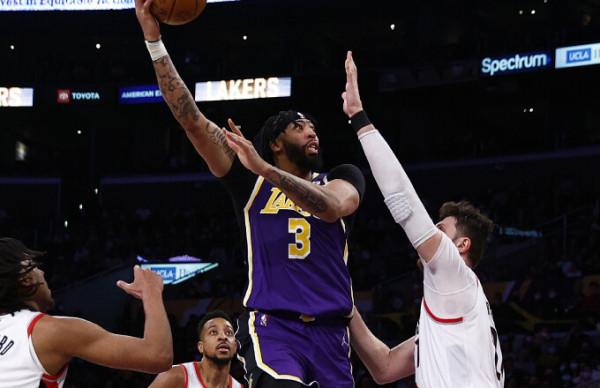 18中10！砍30&plus;15！湖人想要的超巨回來了，詹姆斯可以安心養傷了