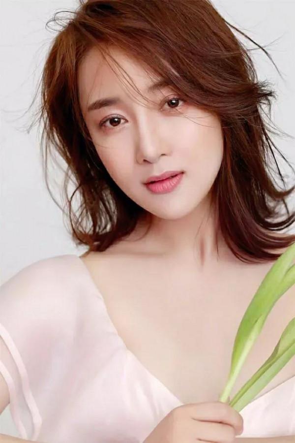 李依曉：甜美高畫質美照