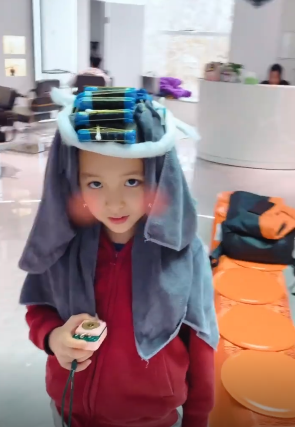 鄧莎8歲兒子燙頭！大麟子五官長開酷似媽媽，五官清秀被贊像吳磊