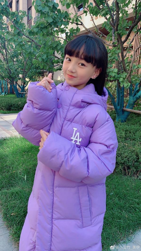 變美變淑女！《爸爸去哪兒》鄧倫的“女兒”小山竹，都9歲了