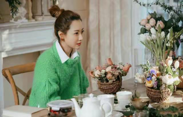 雷佳音老婆曬祖孫三代同框照，婆婆年輕又漂亮，女兒打扮好時髦