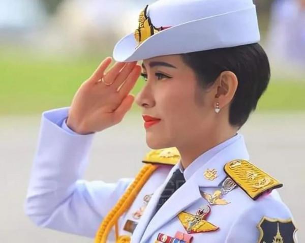 詩妮娜人生像股票k線跌宕起伏，37歲生日觸底反彈，好戲還在後面