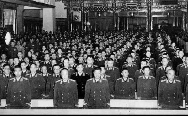 毛主席堅決不當大元帥，深思熟慮後，把軍銜命令狀001號給了賀龍