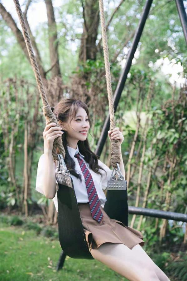 馮提莫緊跟潮流，聖誕變裝美翻眾人！不愧是風格駕馭小達人