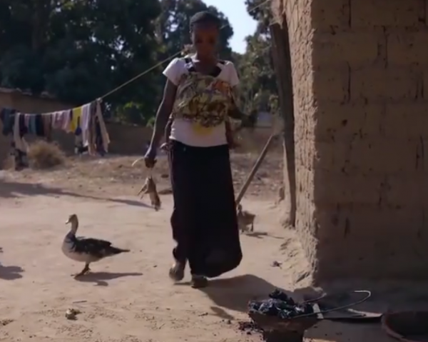 非洲底層人民的絕望:1只老鼠三人分,要想賣炭得走上50公里山路 非洲底層人民的絕望:1只老鼠三人分,要想賣炭得走上50公里山路