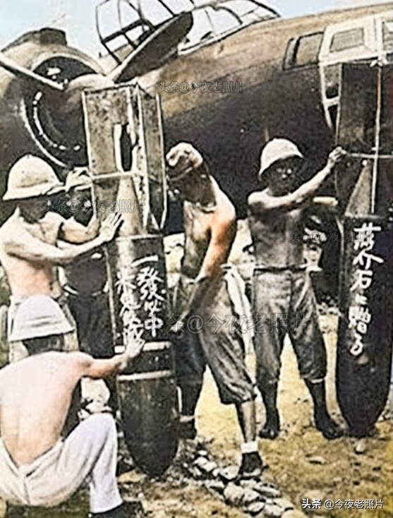 老照片：德軍擠羊奶，美軍將日軍頭顱送給女友，溥儀同戰犯下圍棋