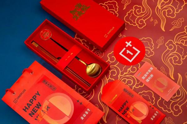 一加10PRO真機實拍圖，胡歌和周迅太帥了！一加團年餐具喜歡嗎？