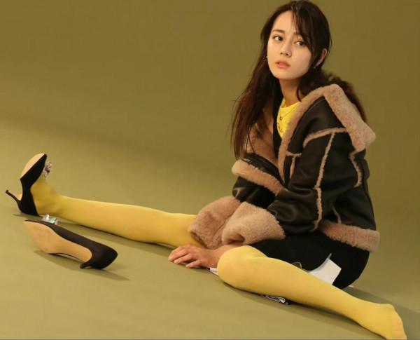 迪麗熱巴 這褲襪的顏色真迷人（大圖）